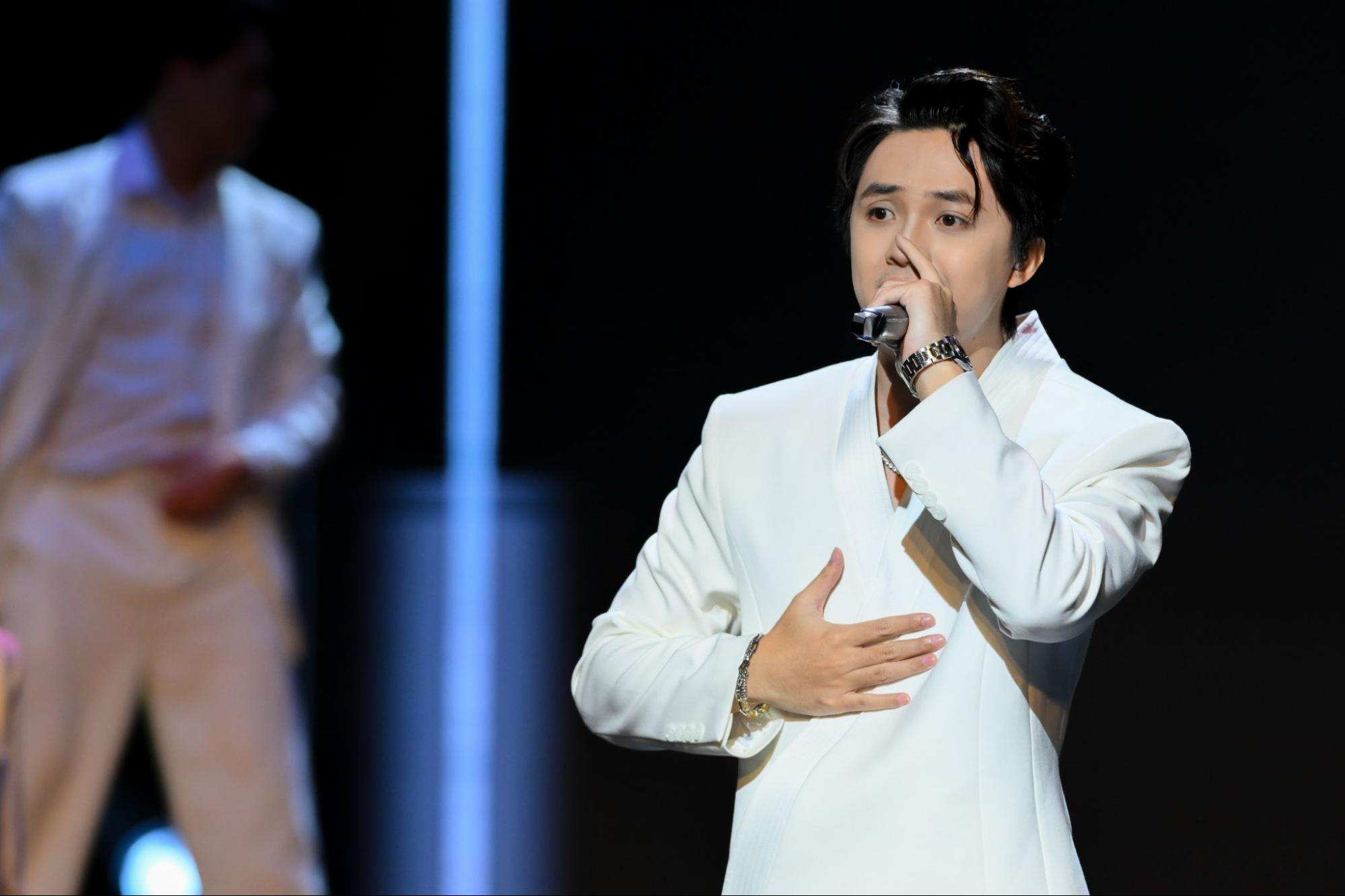 Nam rapper vừa &ldquo;tốt nghiệp&rdquo; Rap Việt đ&atilde; ghi dấu tại sự kiện cấp Quốc gia, khoe ca kh&uacute;c mới ai nghe cũng x&uacute;c động- Ảnh 4.