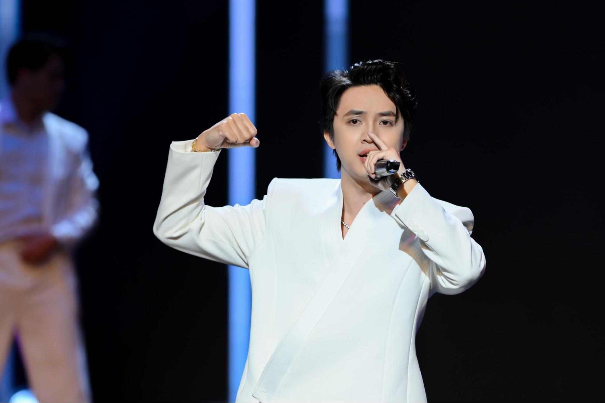 Nam rapper vừa &ldquo;tốt nghiệp&rdquo; Rap Việt đ&atilde; ghi dấu tại sự kiện cấp Quốc gia, khoe ca kh&uacute;c mới ai nghe cũng x&uacute;c động- Ảnh 1.