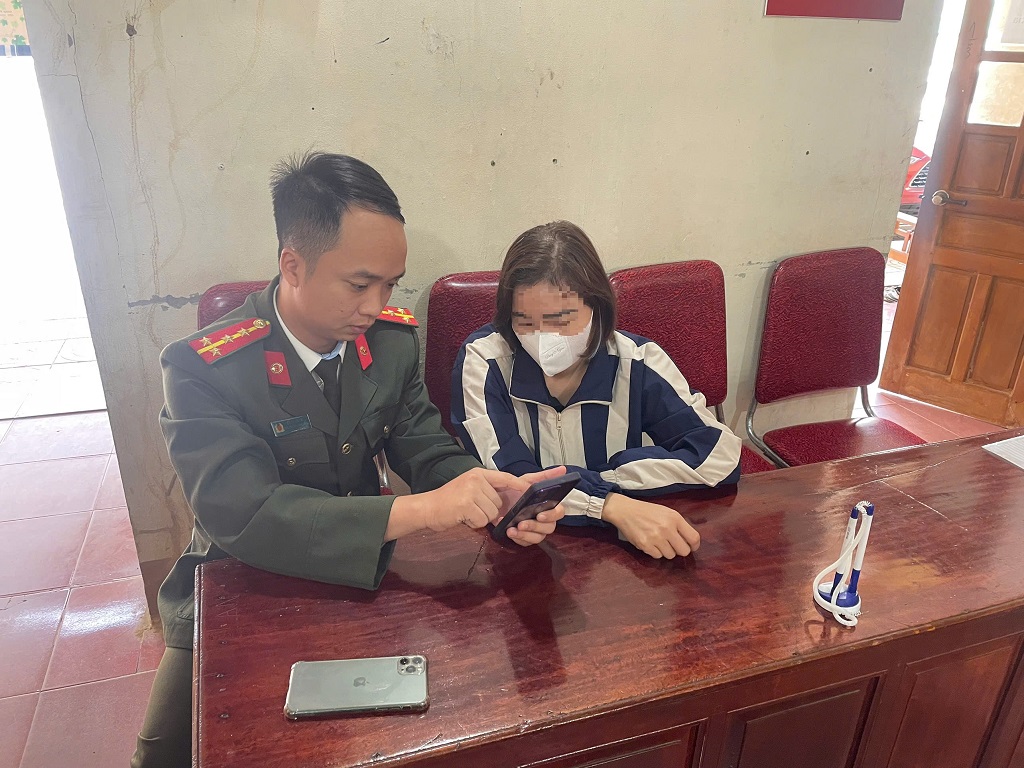 Nữ sinh 2011 tr&uacute;ng thưởng iPhone 15 v&agrave; 10 triệu đồng, nhờ chuyển khoản 7 triệu đồng l&agrave;m thủ tục nhận qu&agrave; th&igrave; bị c&ocirc;ng an ngăn lại- Ảnh 1.