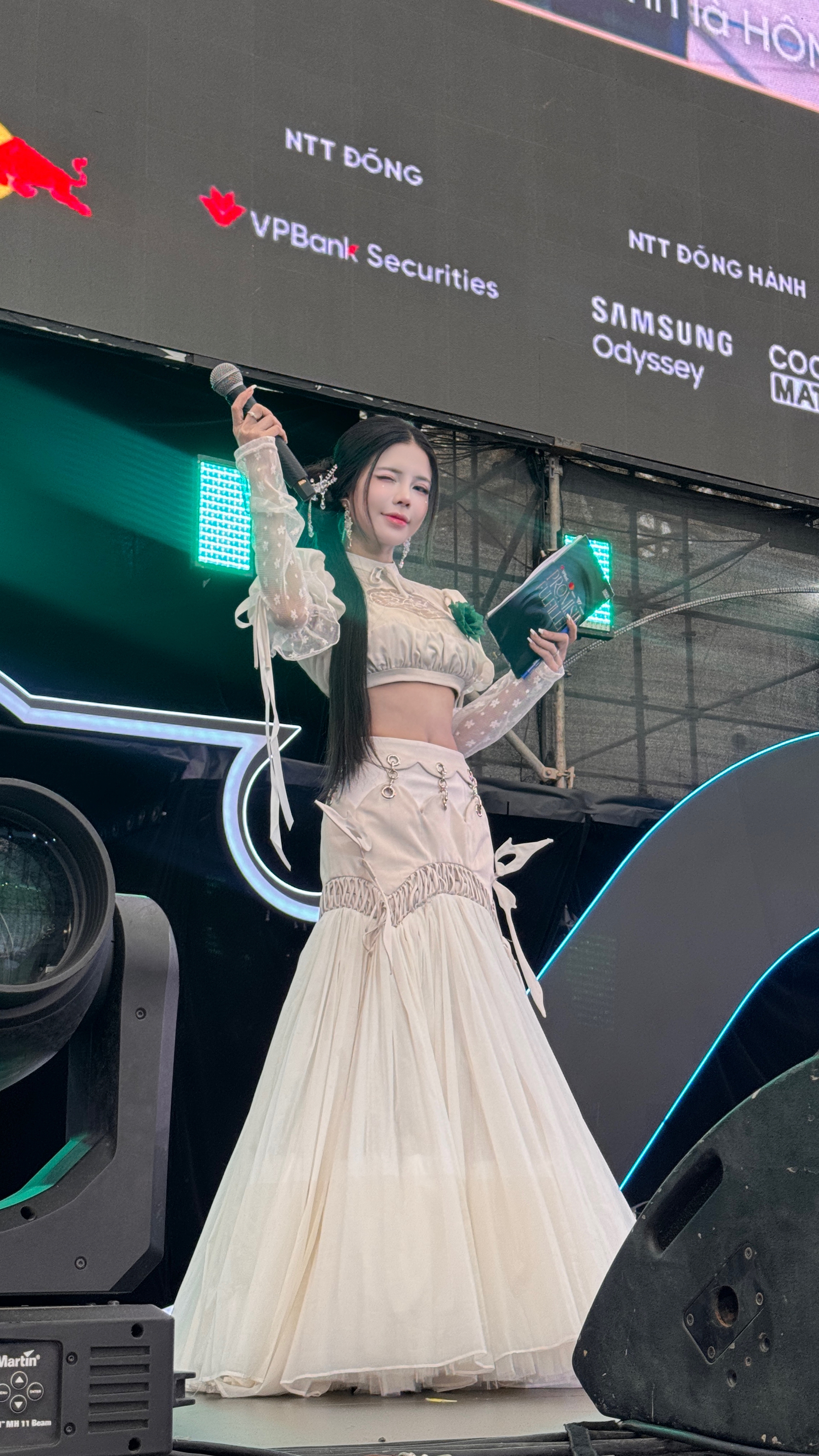 MC sự kiện T1 đến Việt Nam xuất hiện với visual cuốn h&uacute;t, một bức ảnh khiến d&acirc;n mạng khen tấm tắc- Ảnh 2.