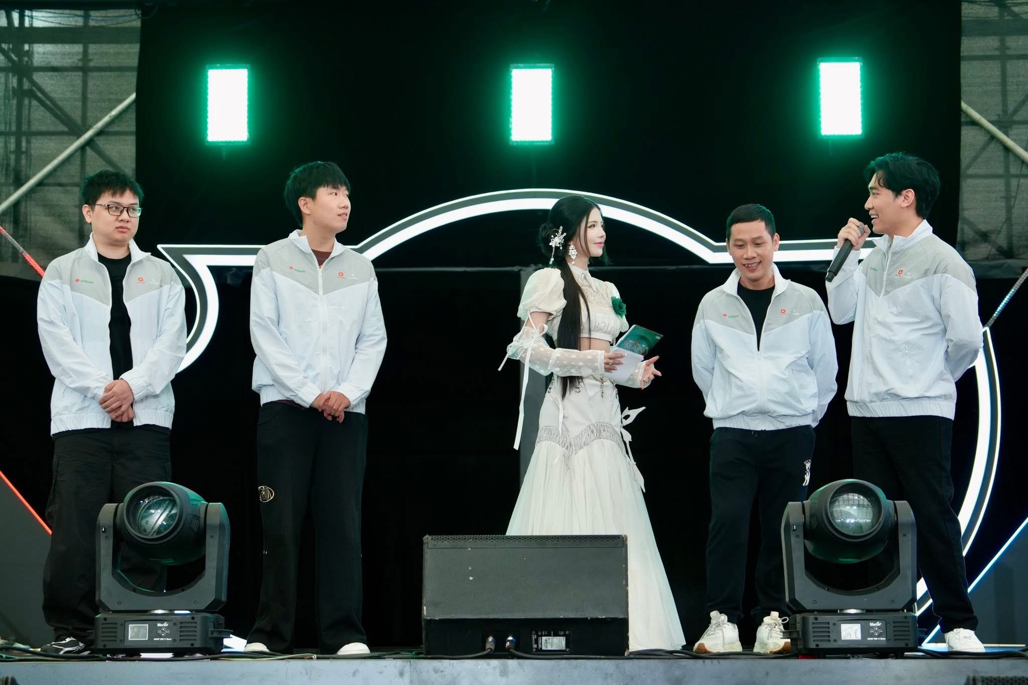 MC sự kiện T1 đến Việt Nam xuất hiện với visual cuốn h&uacute;t, một bức ảnh khiến d&acirc;n mạng khen tấm tắc- Ảnh 7.