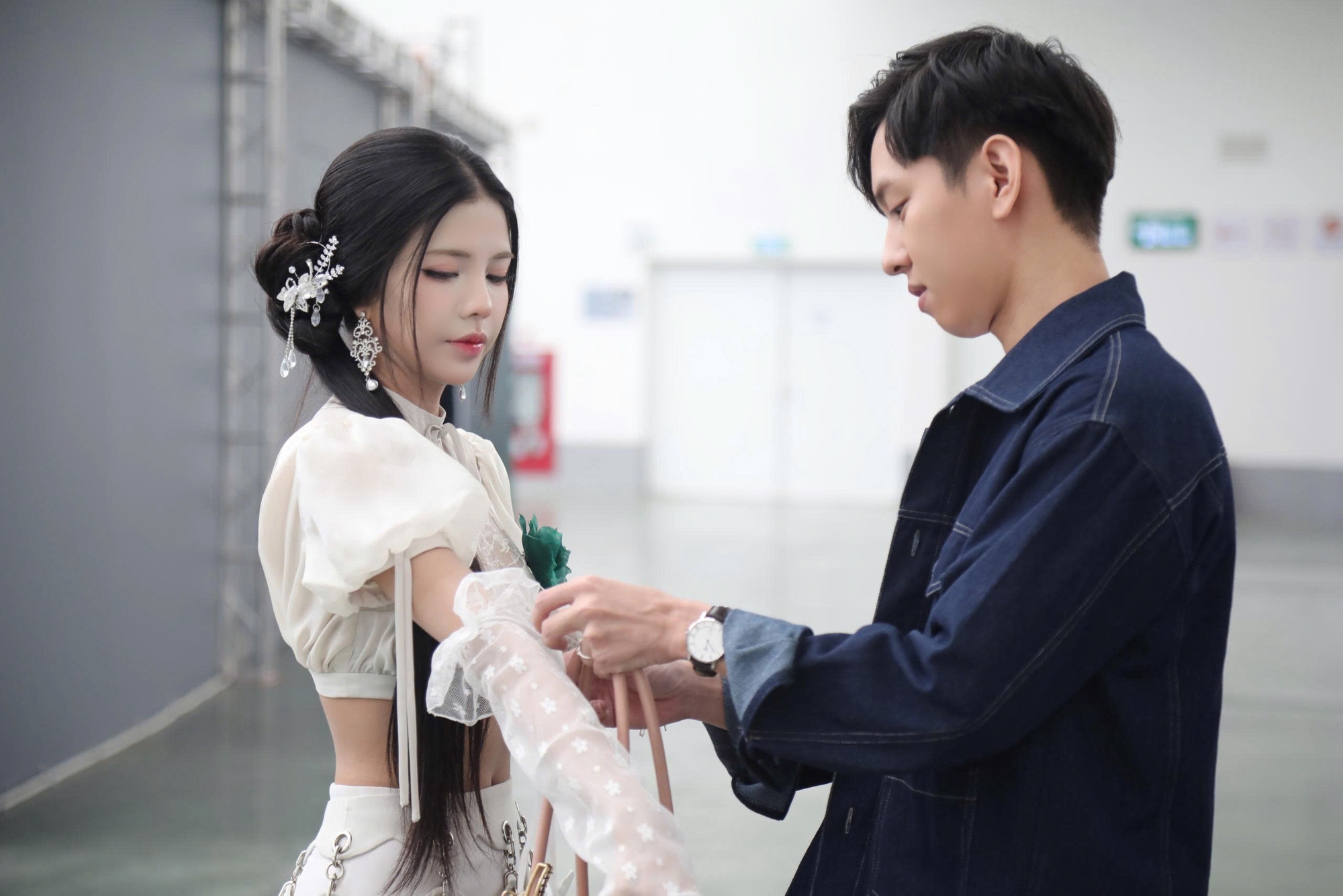 MC sự kiện T1 đến Việt Nam xuất hiện với visual cuốn h&uacute;t, một bức ảnh khiến d&acirc;n mạng khen tấm tắc- Ảnh 5.