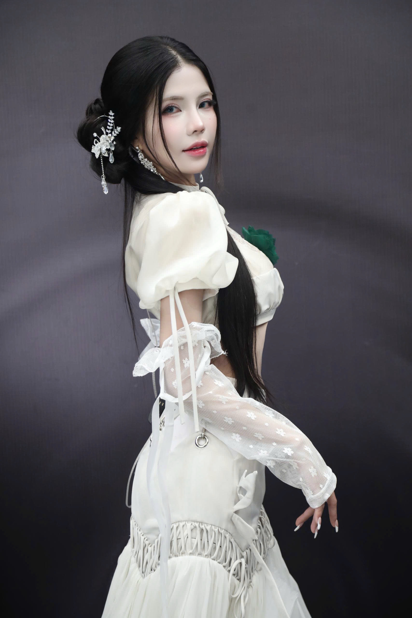 MC sự kiện T1 đến Việt Nam xuất hiện với visual cuốn h&uacute;t, một bức ảnh khiến d&acirc;n mạng khen tấm tắc- Ảnh 4.