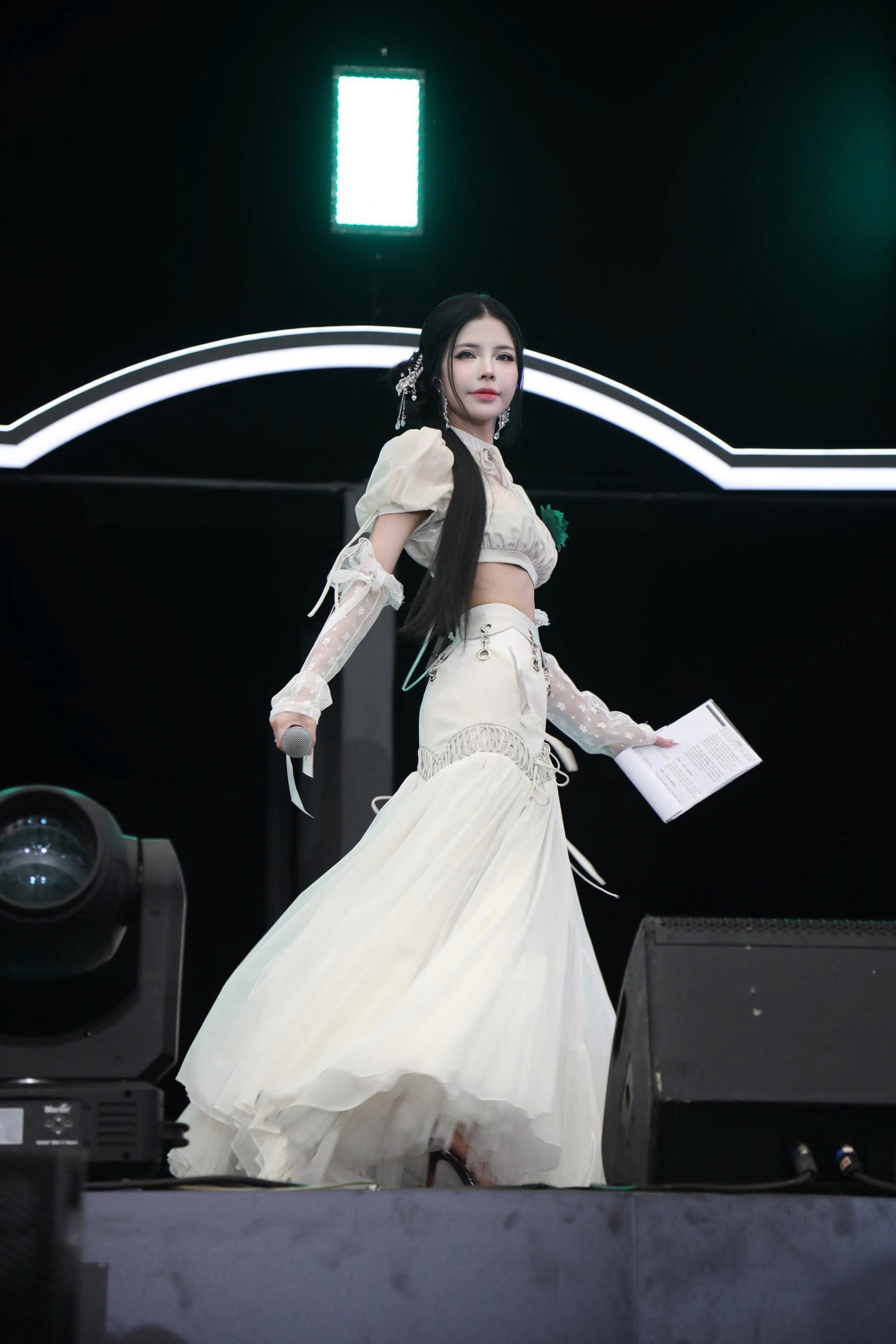 MC sự kiện T1 đến Việt Nam xuất hiện với visual cuốn h&uacute;t, một bức ảnh khiến d&acirc;n mạng khen tấm tắc- Ảnh 3.