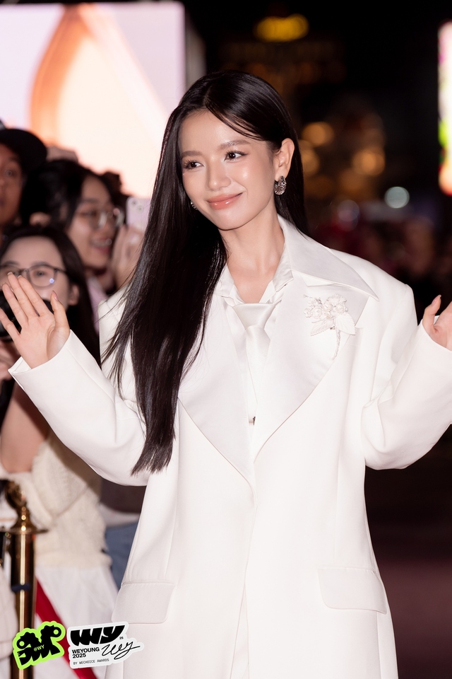 Không khí HOT 1000 độ tại phố đi bộ lúc này: Dàn sao Mưa Đỏ gây náo loạn, "anh Tạ" khoe visual lột xác- Ảnh 2. Không khí HOT 1000 độ tại phố đi bộ lúc này: Dàn sao Mưa Đỏ gây náo loạn, "anh Tạ" khoe visual lột xác- Ảnh 2.