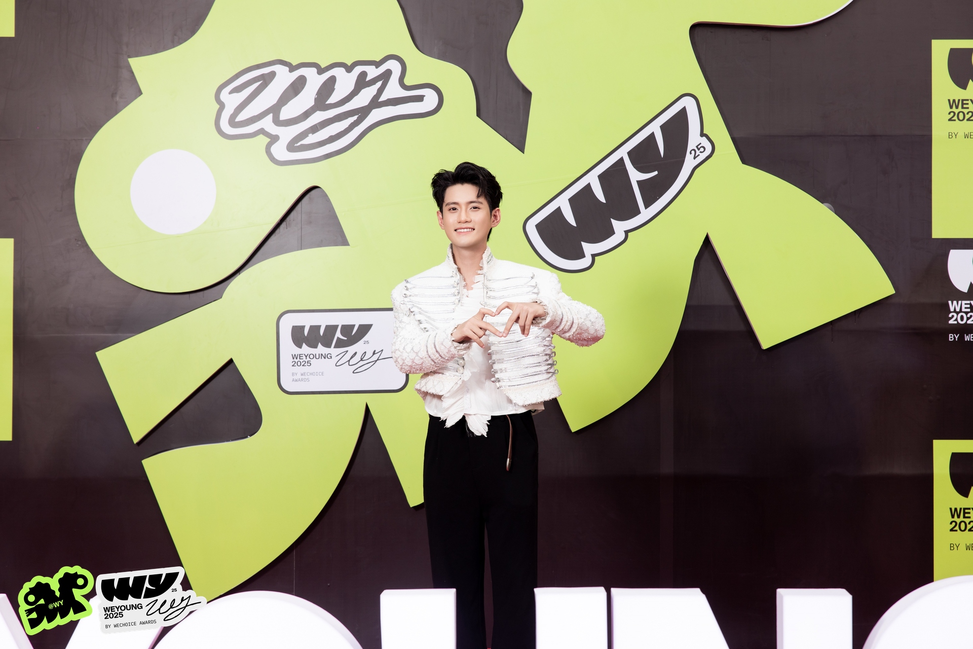 Không khí HOT 1000 độ tại phố đi bộ lúc này: Dàn sao Mưa Đỏ gây náo loạn, "anh Tạ" khoe visual lột xác- Ảnh 3. Không khí HOT 1000 độ tại phố đi bộ lúc này: Dàn sao Mưa Đỏ gây náo loạn, "anh Tạ" khoe visual lột xác- Ảnh 3.