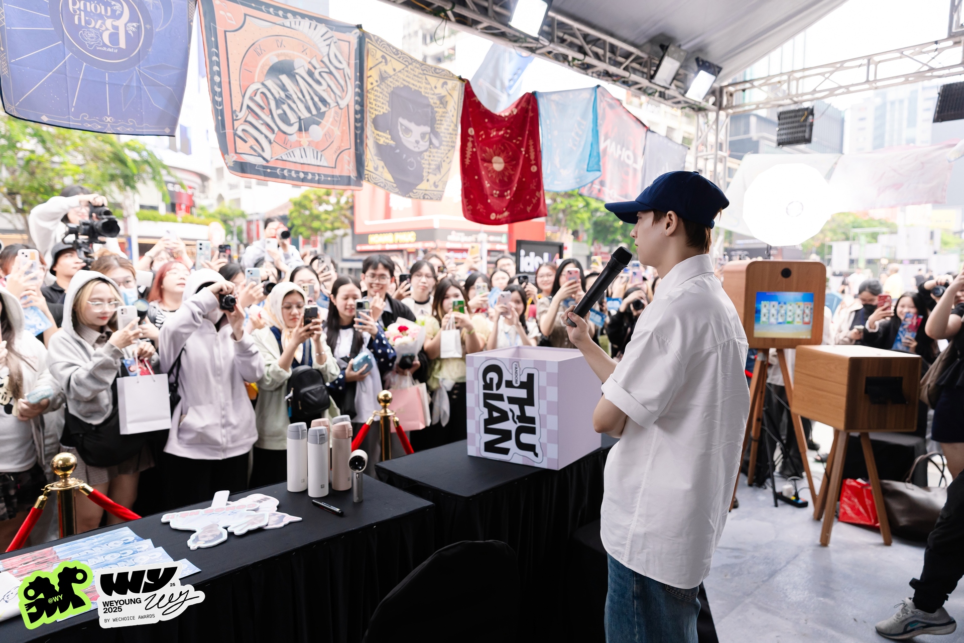 Mỹ nam Mưa Đỏ v&agrave; 1 