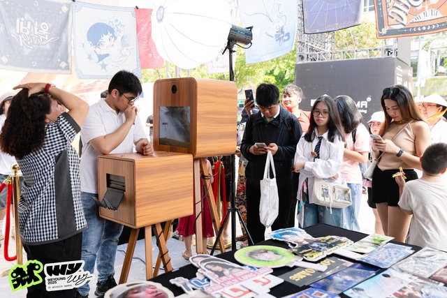 Không khí HOT 1000 độ tại phố đi bộ lúc này: Dàn sao Mưa Đỏ gây náo loạn, "anh Tạ" khoe visual lột xác- Ảnh 11. Không khí HOT 1000 độ tại phố đi bộ lúc này: Dàn sao Mưa Đỏ gây náo loạn, "anh Tạ" khoe visual lột xác- Ảnh 11.