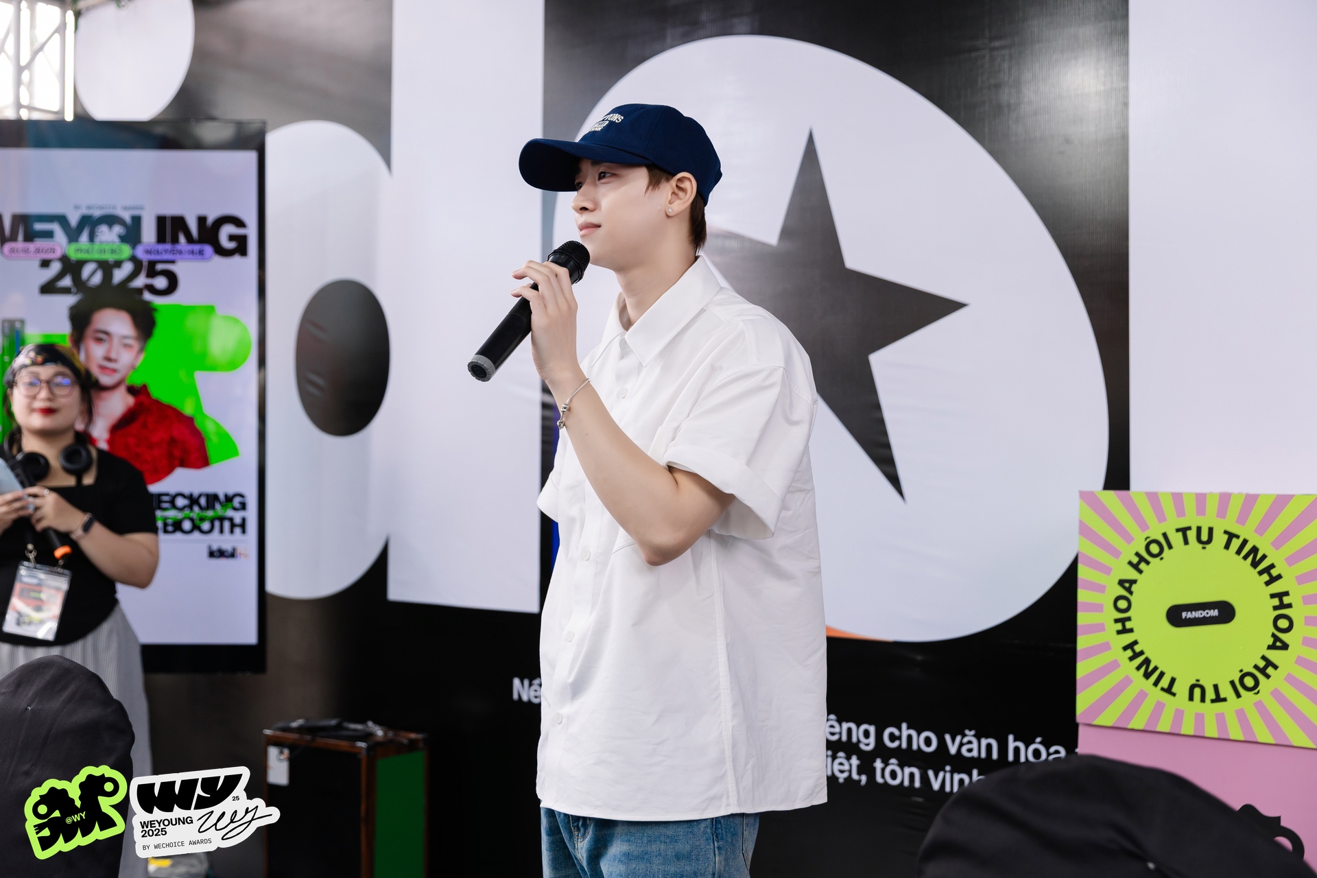 Mỹ nam Mưa Đỏ v&agrave; 1 