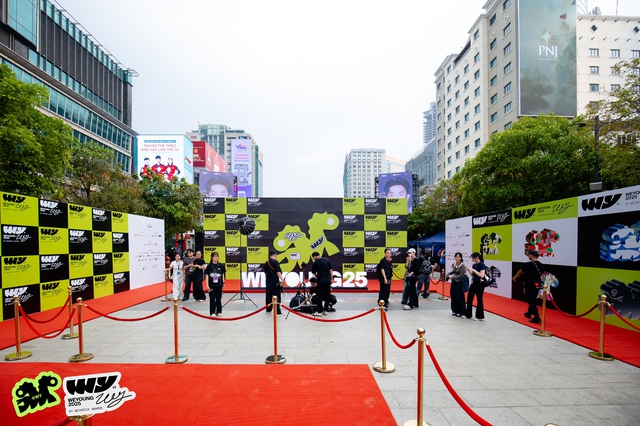 Không khí HOT 1000 độ tại phố đi bộ lúc này: Dàn sao Mưa Đỏ gây náo loạn, "anh Tạ" khoe visual lột xác- Ảnh 10. Không khí HOT 1000 độ tại phố đi bộ lúc này: Dàn sao Mưa Đỏ gây náo loạn, "anh Tạ" khoe visual lột xác- Ảnh 10.