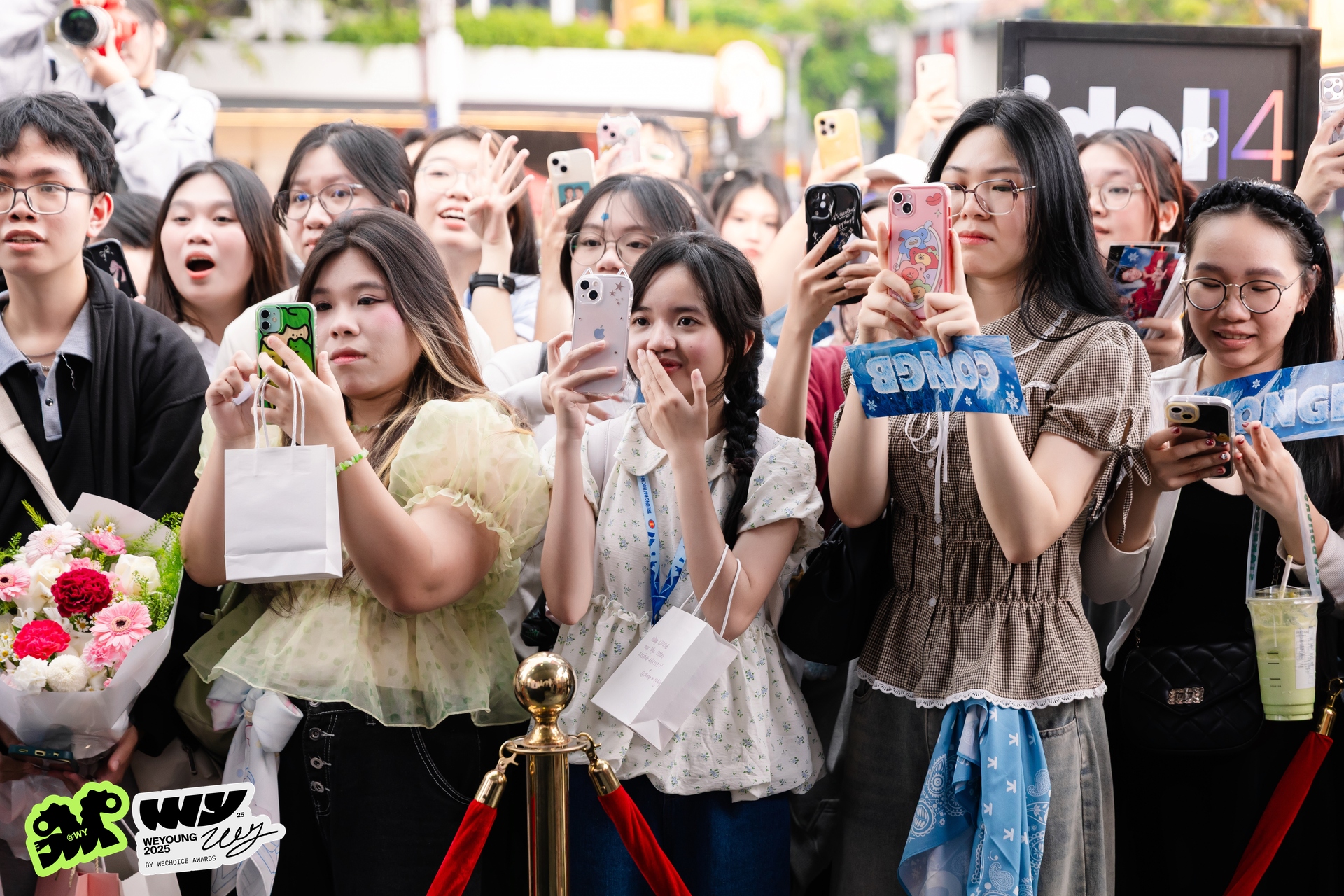 Mỹ nam Mưa Đỏ v&agrave; 1 