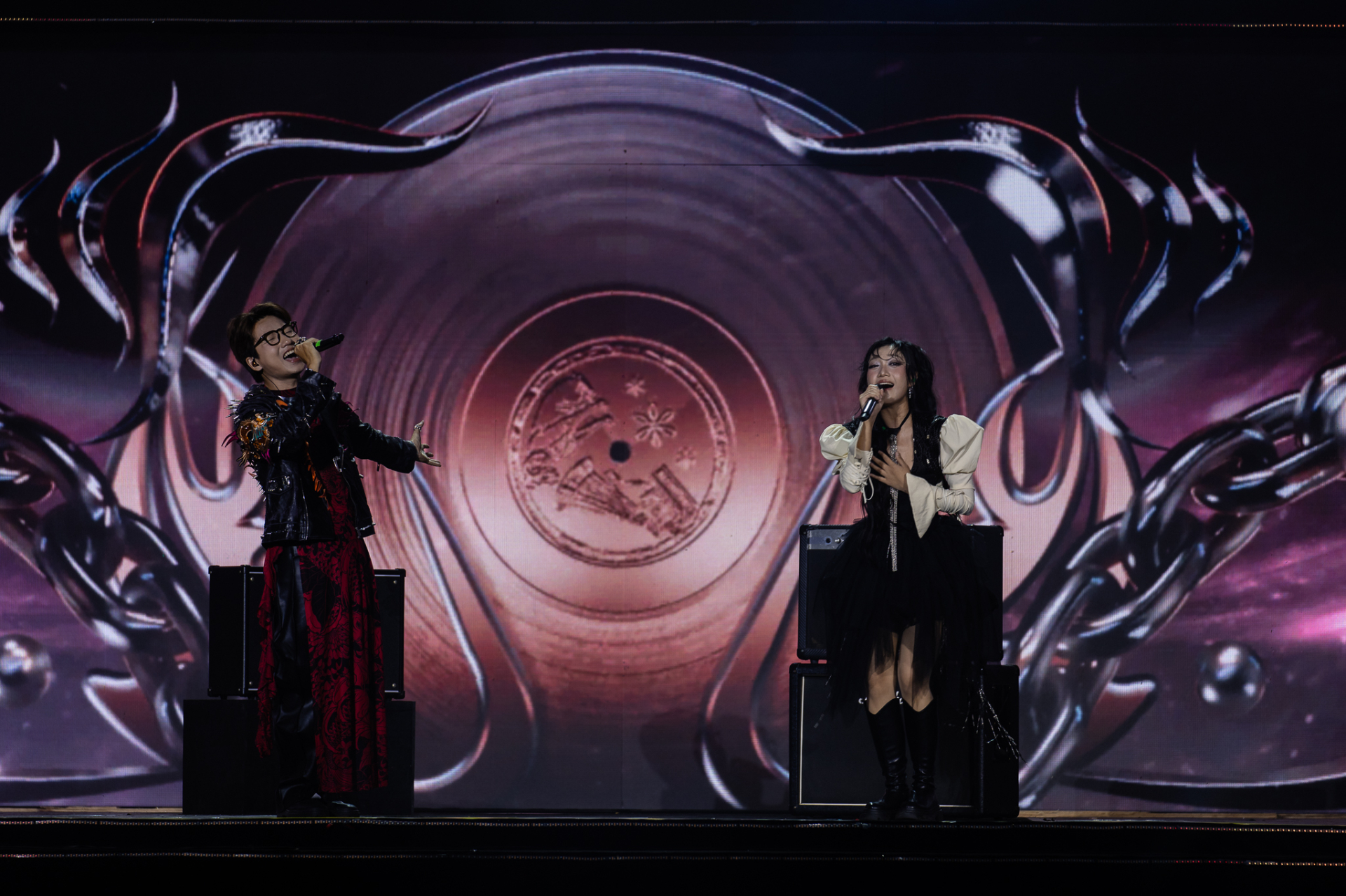 Em Xinh Chi Xê đẹp như nàng thơ, The Flob đốt cháy sân khấu WeYoung 2025 bằng năng lượng điên đảo- Ảnh 2.