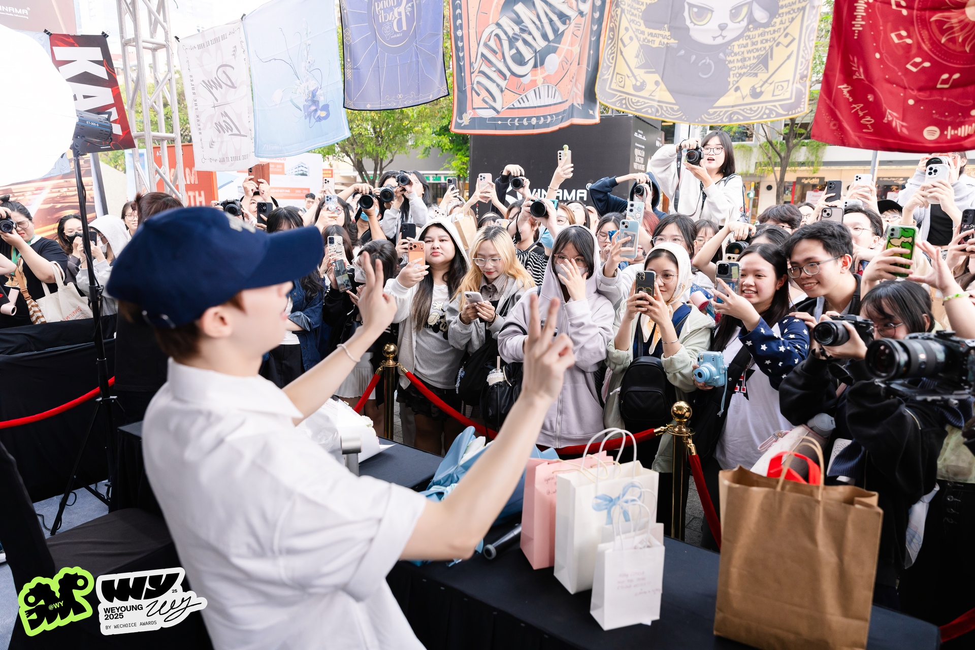 Mỹ nam Mưa Đỏ v&agrave; 1 