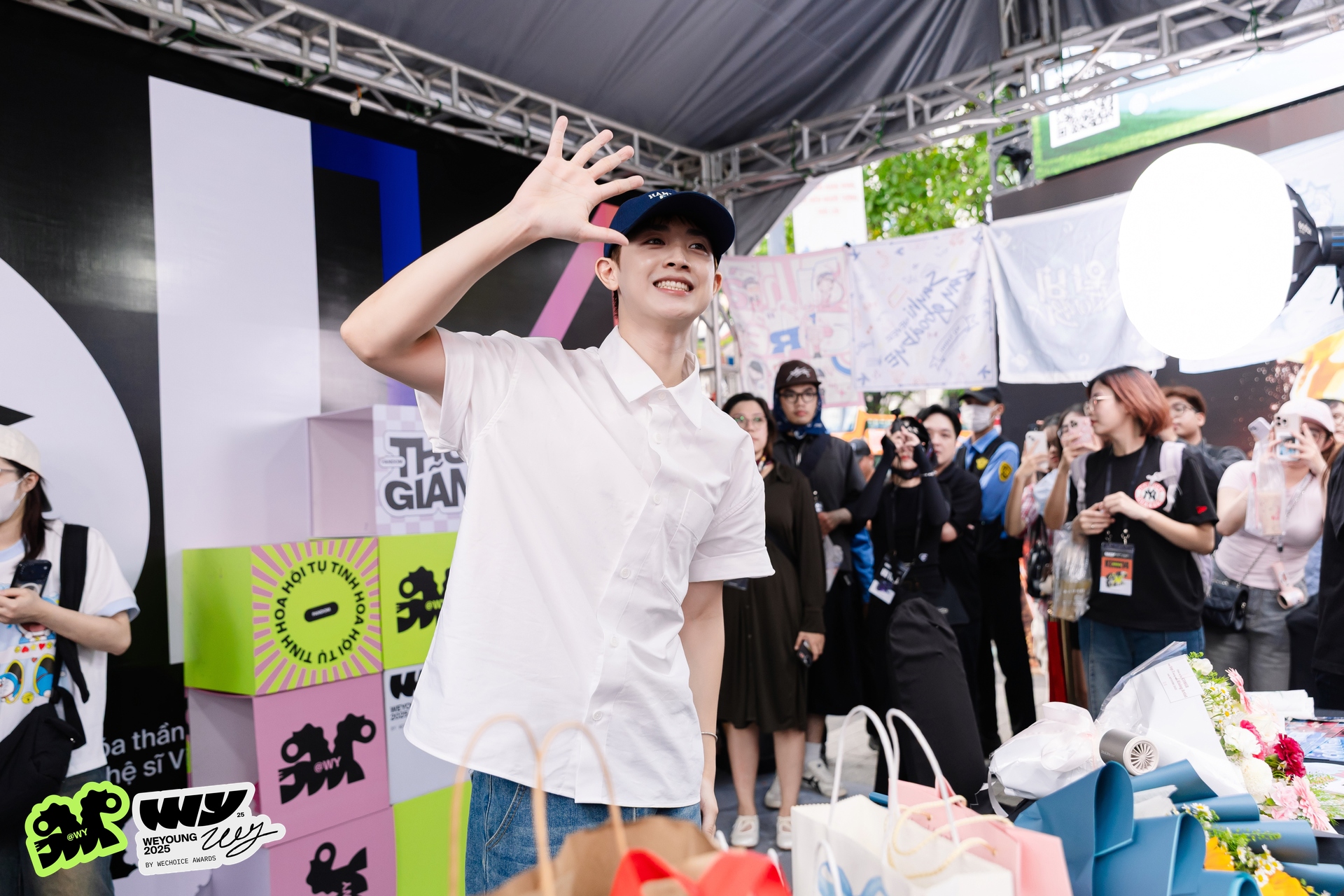 Mỹ nam Mưa Đỏ v&agrave; 1 