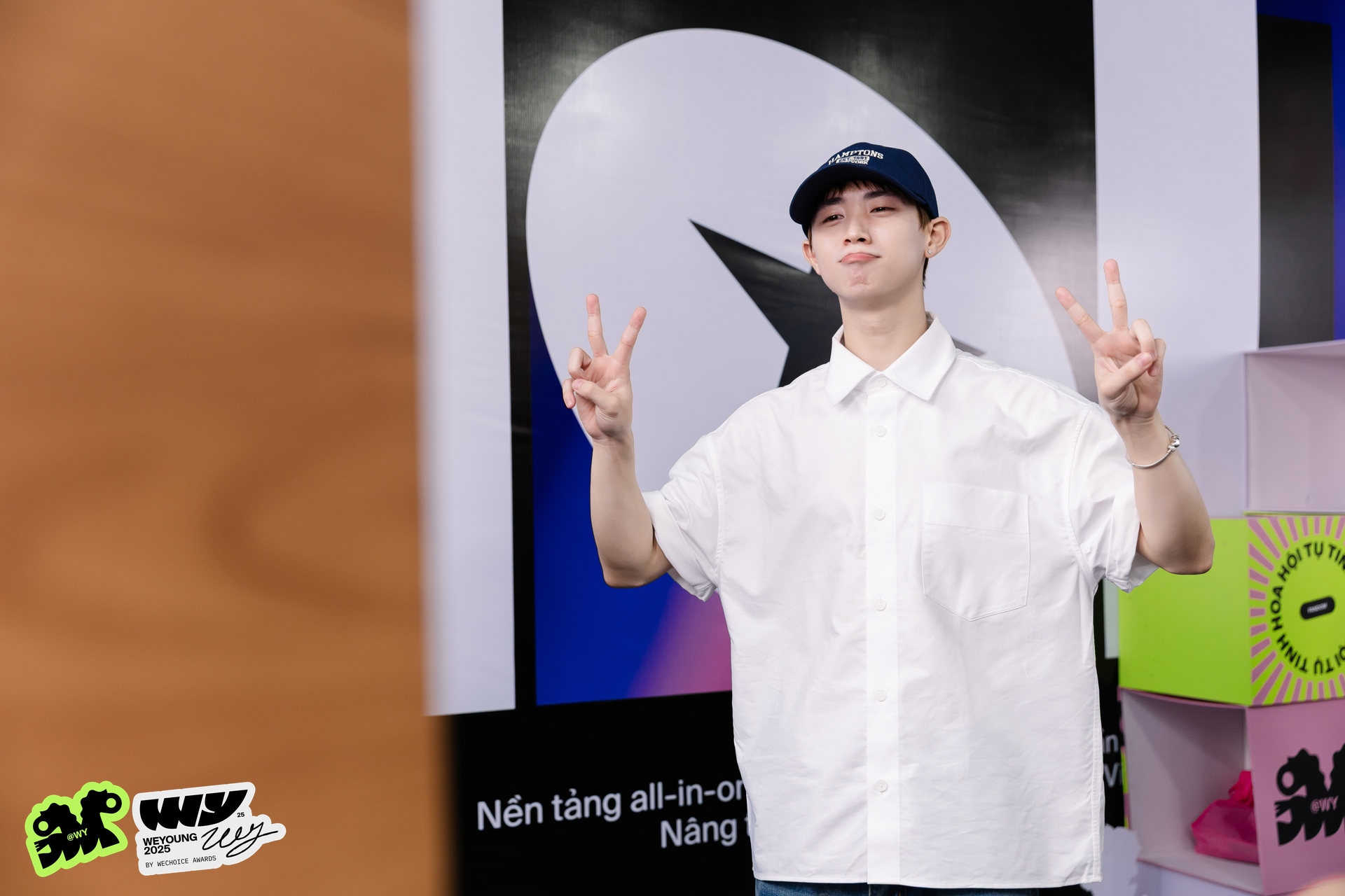 Mỹ nam Mưa Đỏ v&agrave; 1 