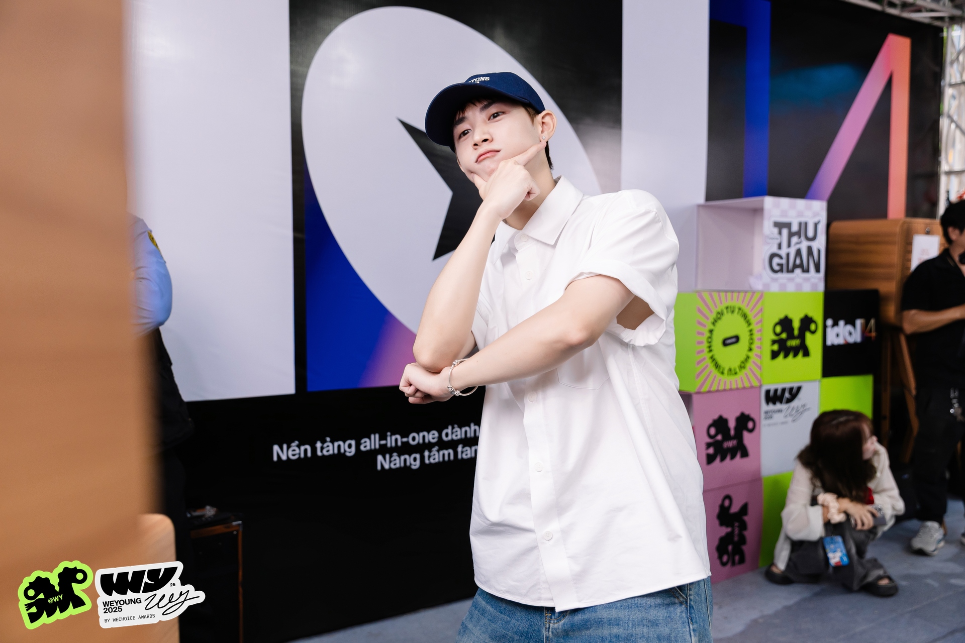 Mỹ nam Mưa Đỏ v&agrave; 1 