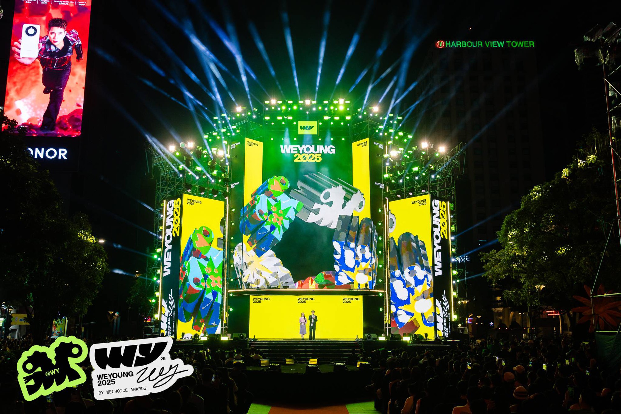 Chàng trai "tiểu thuyết cũng không dám viết" xuất hiện trên sân khấu WeYoung 2025- Ảnh 1.