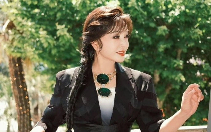 Lưu Hiểu Kh&aacute;nh 75 tuổi tr&ocirc;ng như 55 tuổi nhờ 5 mẹo trẻ l&acirc;u kh&ocirc;ng tốn k&eacute;m, phụ nữ trung ni&ecirc;n học theo sẽ c&oacute; sức sống kh&ocirc;ng tuổi nổi bật- Ảnh 3.