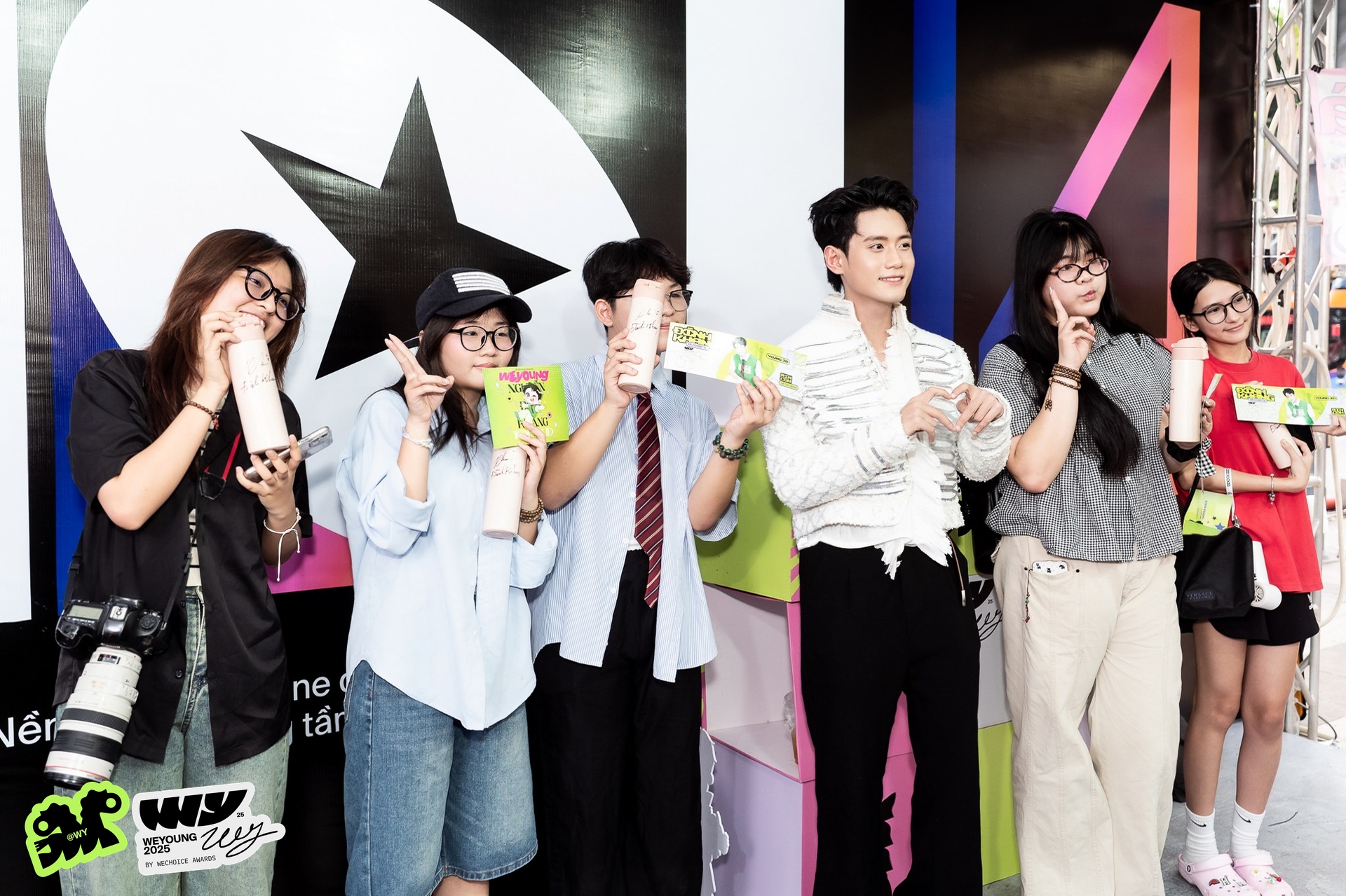 Mỹ nam Mưa Đỏ v&agrave; 1 