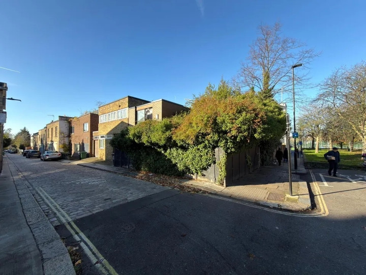 Cảnh tượng kh&oacute; tin b&ecirc;n trong ng&ocirc;i nh&agrave; hoang đổ n&aacute;t, gi&aacute; hơn 34 tỷ đồng- Ảnh 10.