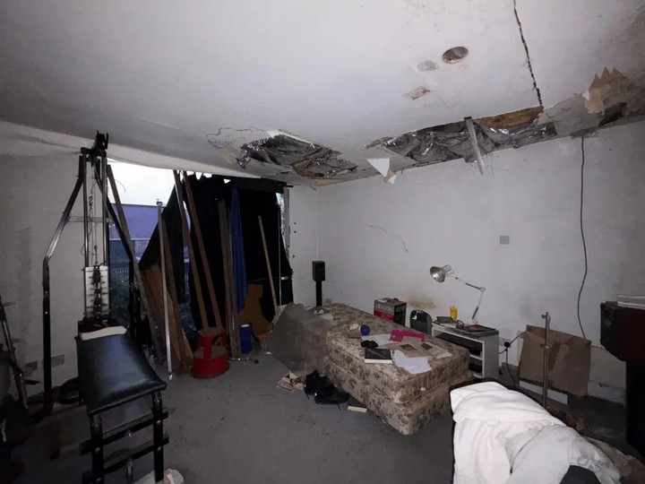 Cảnh tượng kh&oacute; tin b&ecirc;n trong ng&ocirc;i nh&agrave; hoang đổ n&aacute;t, gi&aacute; hơn 34 tỷ đồng- Ảnh 4.