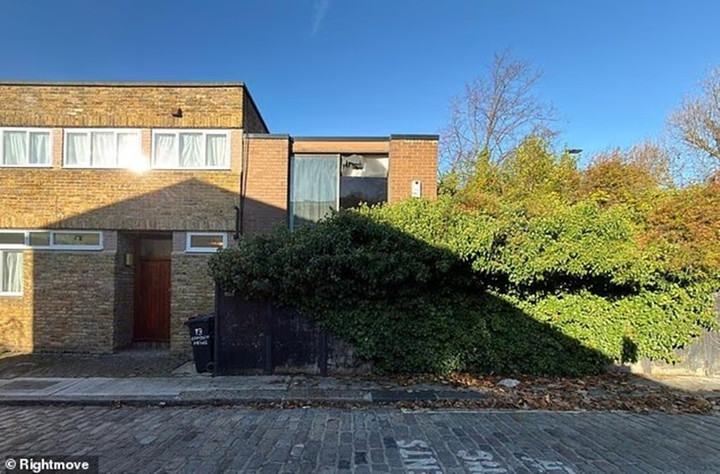 Cảnh tượng kh&oacute; tin b&ecirc;n trong ng&ocirc;i nh&agrave; hoang đổ n&aacute;t, gi&aacute; hơn 34 tỷ đồng- Ảnh 9.