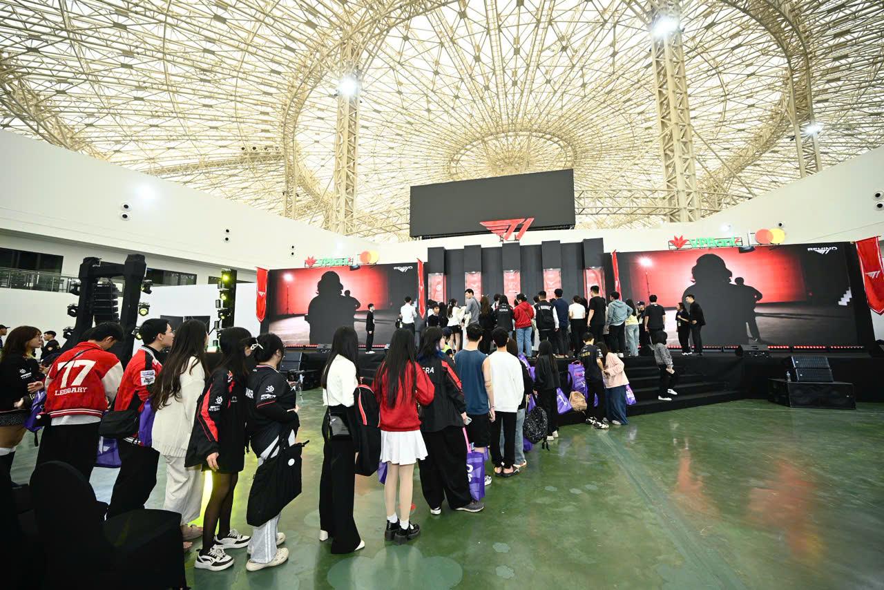 Điểm mặt d&agrave;n trai xinh g&aacute;i đẹp g&acirc;y sốt tại sự kiện VPBank presents eSport Festival: Legends Unite- Ảnh 4.