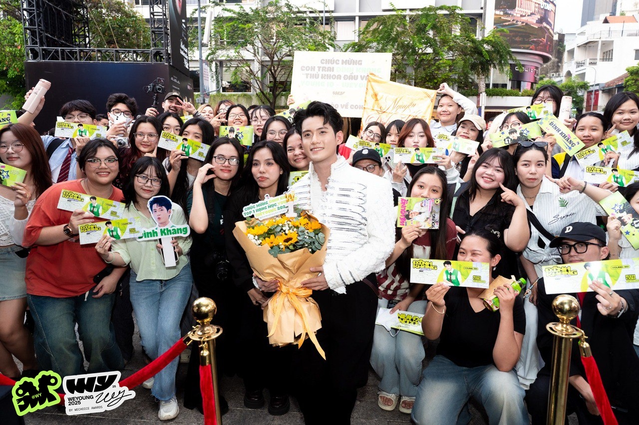 Xếp h&agrave;ng d&agrave;i chờ gặp &ldquo;anh trai&rdquo; CONGB v&agrave; sao nam Mưa Đỏ trước thềm Gala WeYoung 2025- Ảnh 8.