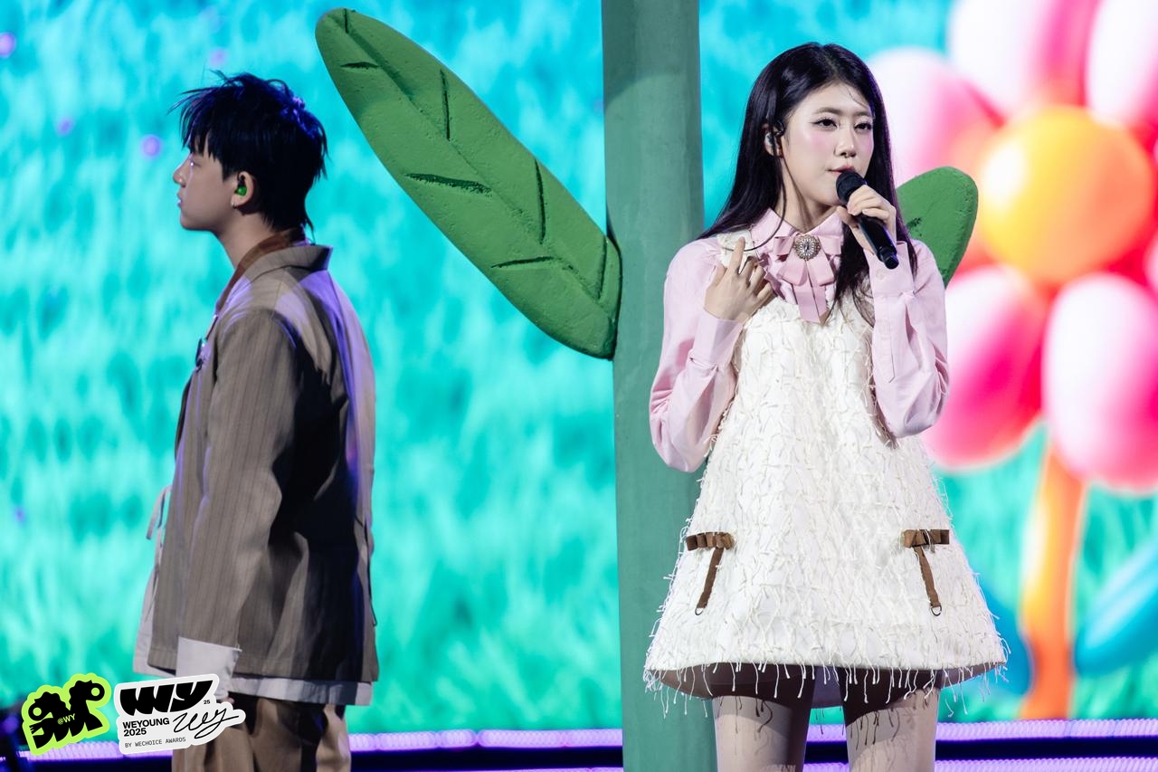 WeYoung 2025 b&ugrave;ng nổ s&acirc;n khấu t&igrave;nh ca: Visual LED rực rỡ biến cả phố đi bộ trở n&ecirc;n v&ocirc; c&ugrave;ng l&atilde;ng mạn- Ảnh 3.