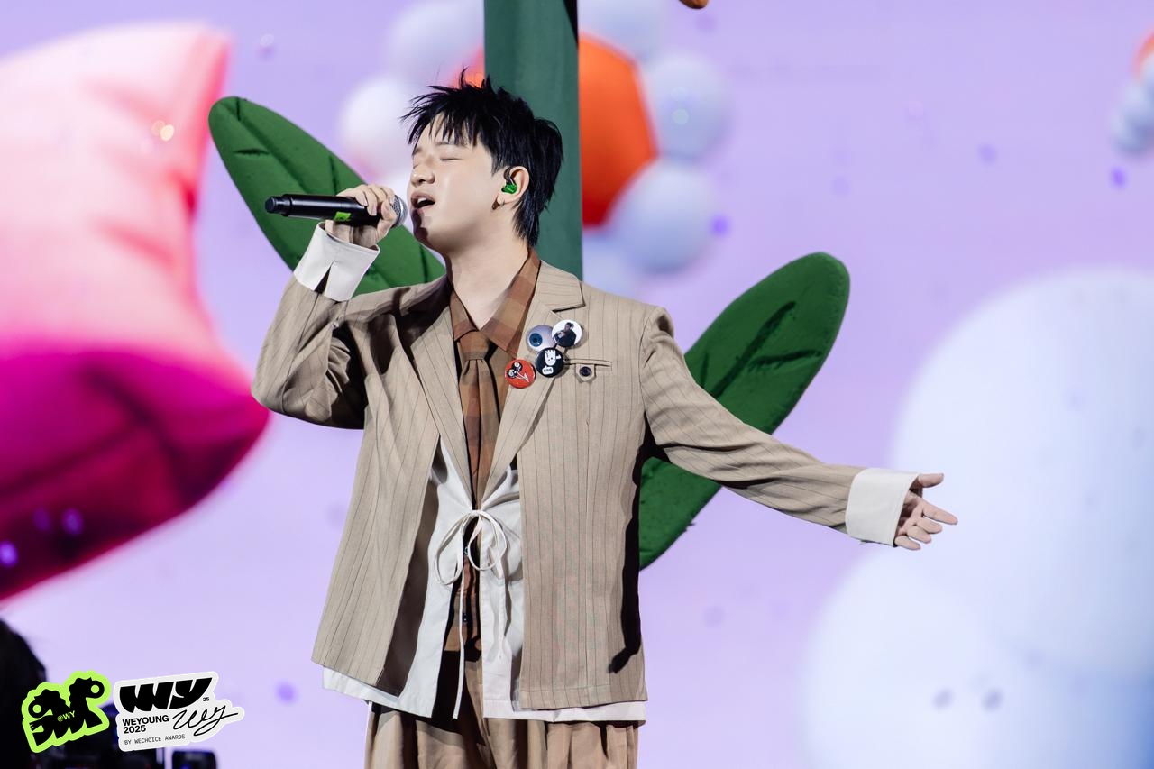 WeYoung 2025 bùng nổ sân khấu tình ca: Visual LED rực rỡ biến cả phố đi bộ trở nên vô cùng lãng mạn- Ảnh 2.