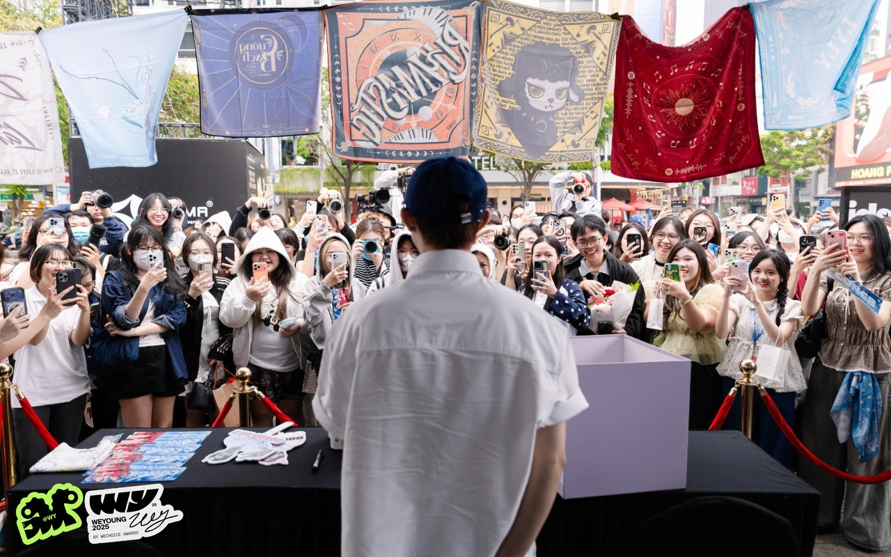 Xếp h&agrave;ng d&agrave;i chờ gặp &ldquo;anh trai&rdquo; CONGB v&agrave; sao nam Mưa Đỏ trước thềm Gala WeYoung 2025- Ảnh 7.