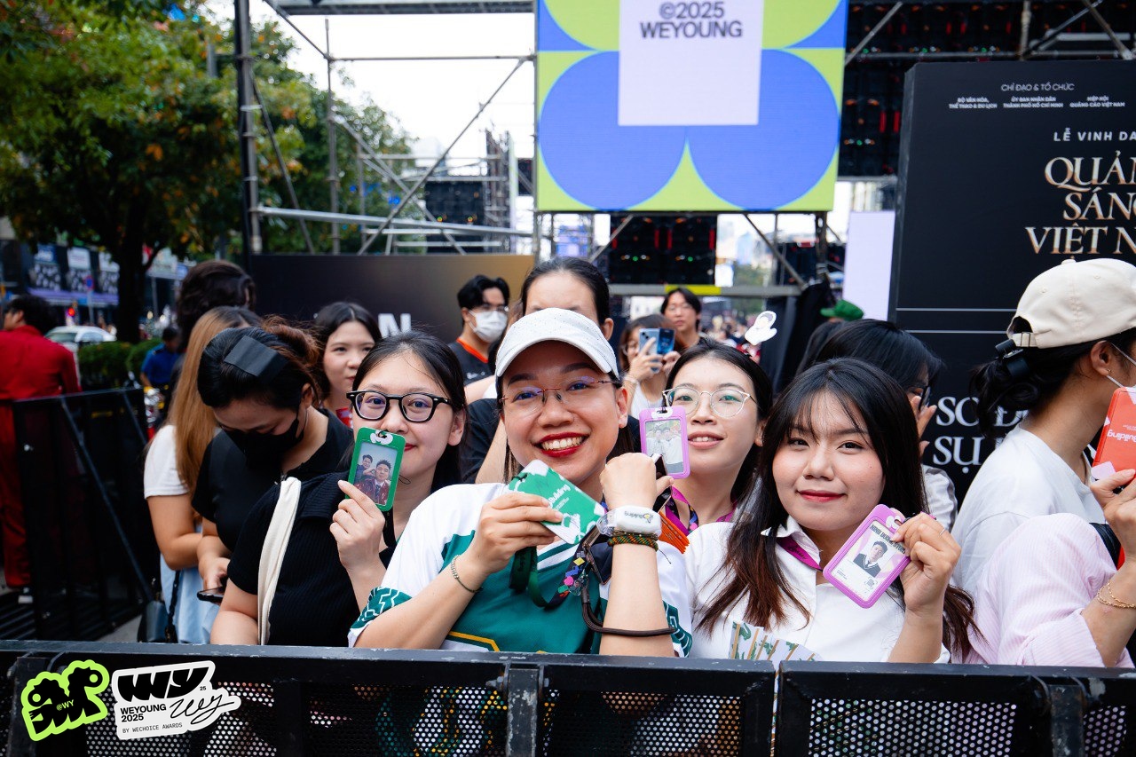 Xếp h&agrave;ng d&agrave;i chờ gặp &ldquo;anh trai&rdquo; CONGB v&agrave; sao nam Mưa Đỏ trước thềm Gala WeYoung 2025- Ảnh 2.