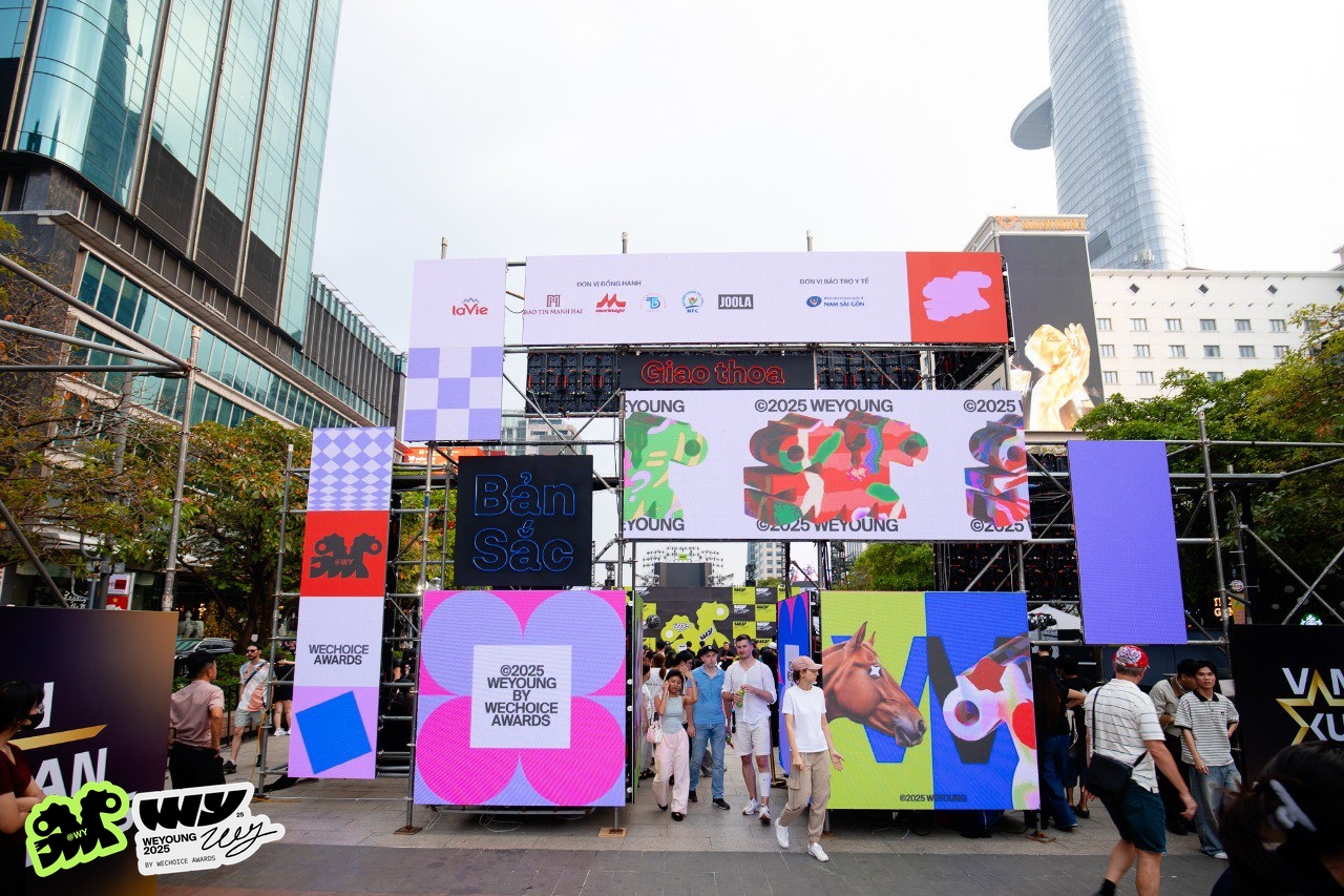 Xếp h&agrave;ng d&agrave;i chờ gặp &ldquo;anh trai&rdquo; CONGB v&agrave; sao nam Mưa Đỏ trước thềm Gala WeYoung 2025- Ảnh 1.