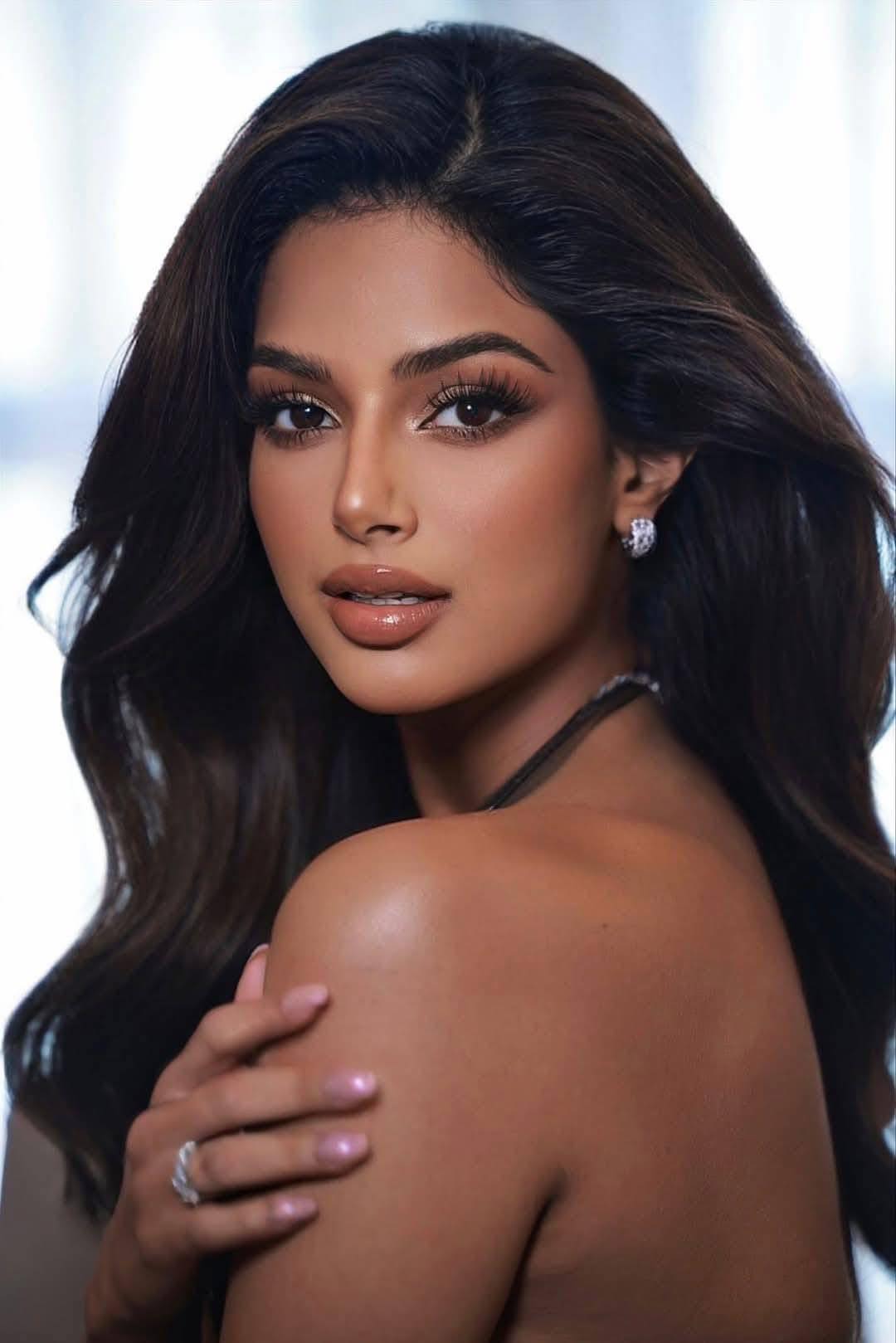 Miss Universe đẹp chấn động hậu giảm c&acirc;n, đến c&uacute; vấp cũng sexy lịm người- Ảnh 17.