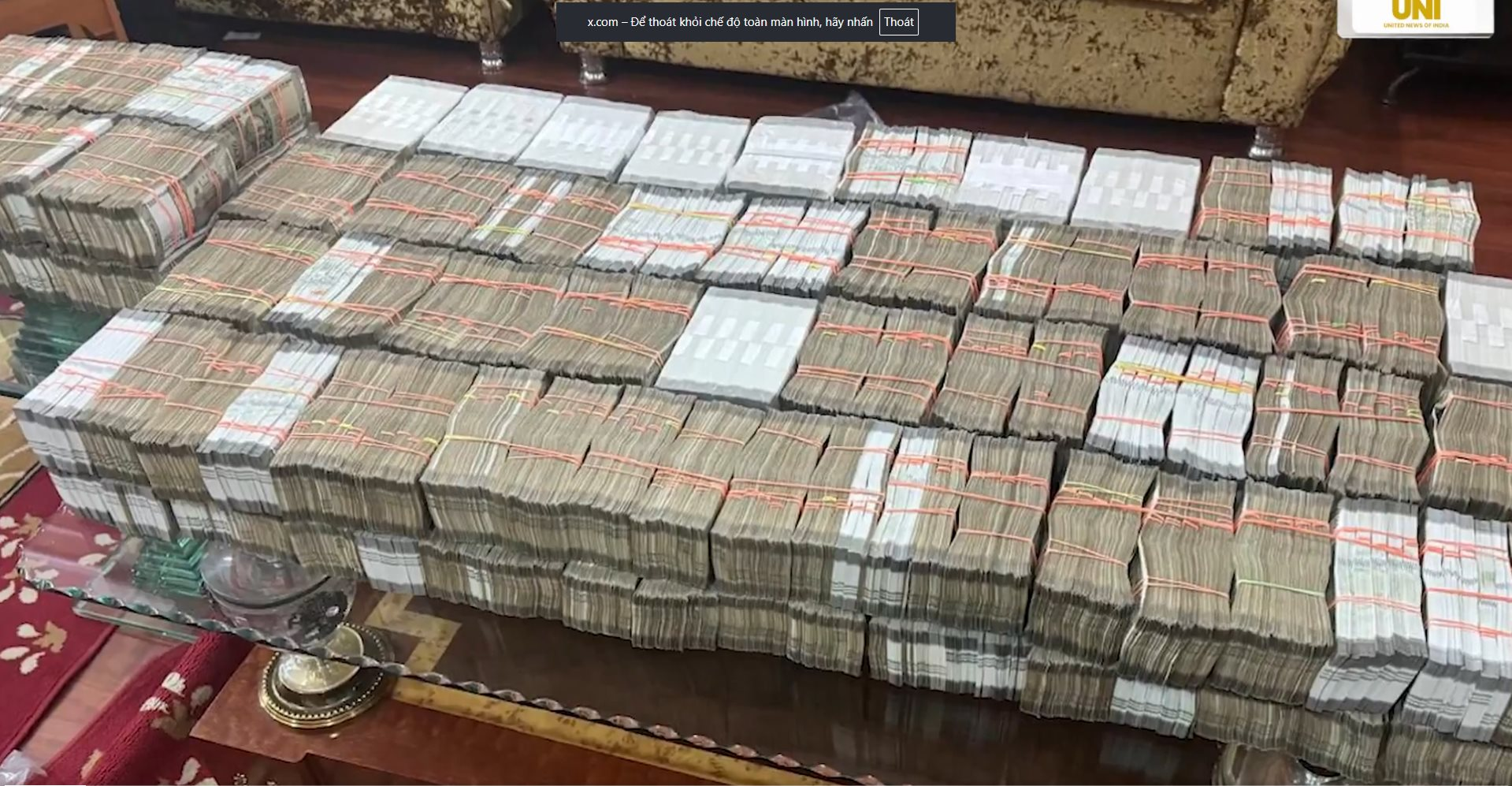 Đột k&iacute;ch đại l&yacute; du lịch, tịch thu 13 tỷ đồng tiền mặt chất như đống gạch, 313 kg bạc, 6 kg v&agrave;ng trị gi&aacute; 45 tỷ đồng- Ảnh 1.