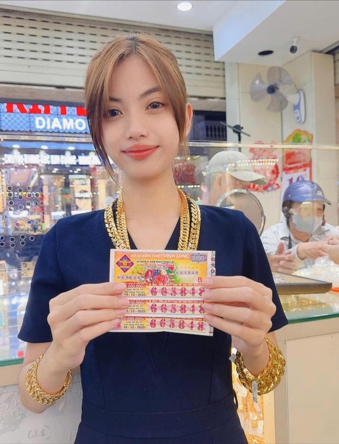 Nữ nh&acirc;n vi&ecirc;n xinh đẹp ở tiệm v&agrave;ng Vĩnh Long l&agrave;m b&atilde;o xổ số miền Nam - Ảnh 1.