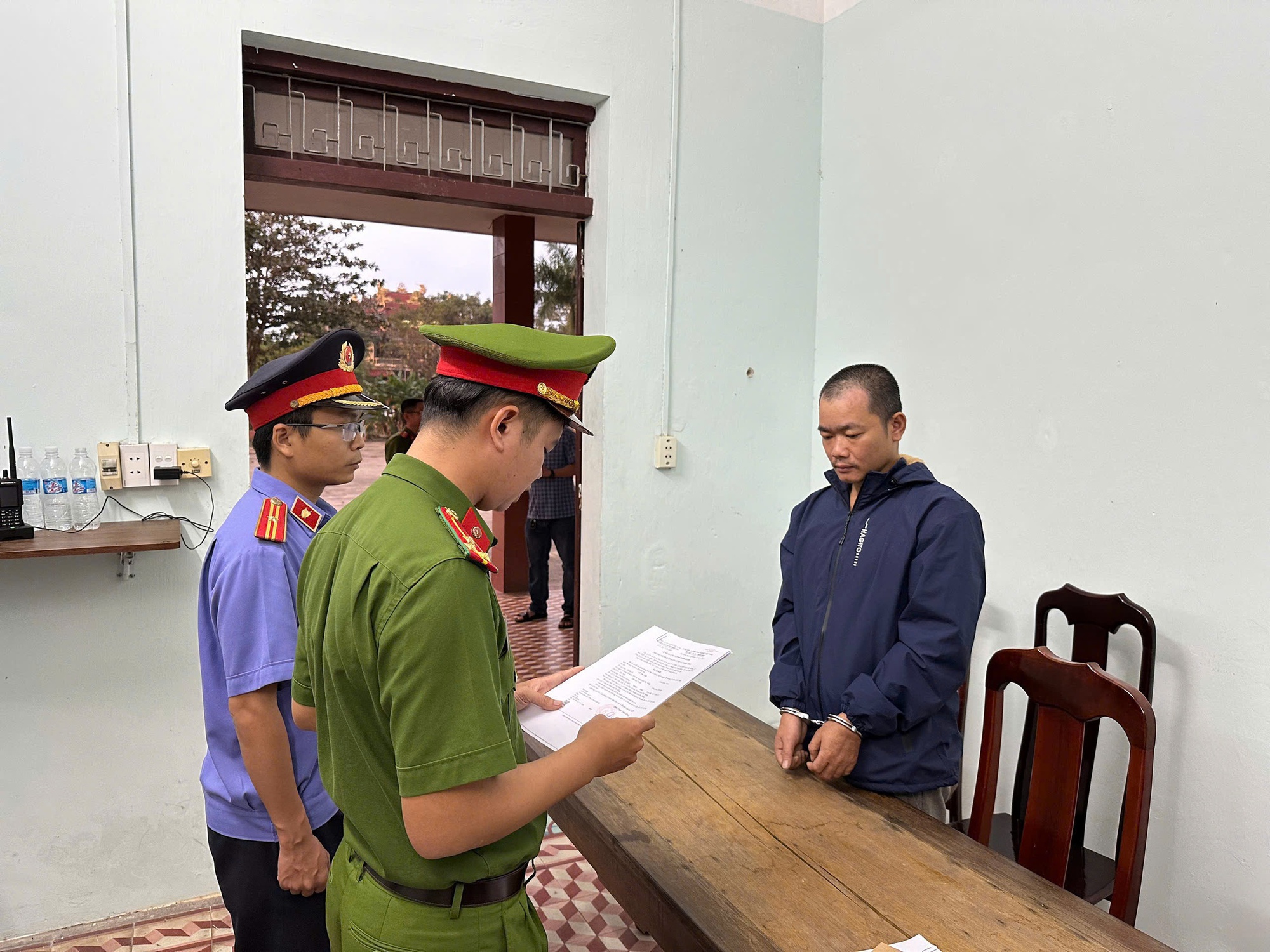 Vợ xin ly h&ocirc;n, chồng ch&eacute;m vợ rồi uống thuốc trừ s&acirc;u, thắt cổ muốn chết chung- Ảnh 1.