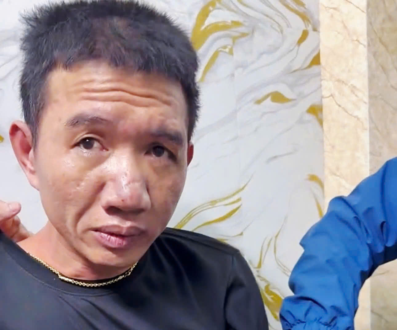 Cảnh s&aacute;t kiểm tra ph&ograve;ng k&iacute;n, ph&aacute;t hiện b&iacute; mật của c&ocirc; g&aacute;i 28 tuổi c&ugrave;ng 2 người đ&agrave;n &ocirc;ng- Ảnh 2.