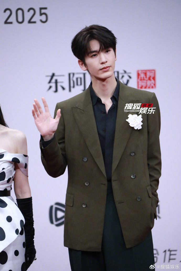 G&aacute;i đẹp Cbiz đều ở đ&acirc;y: Triệu Lộ Tư hở bạo so đọ Bạch Lộc, mỹ nữ diện đồ brand Việt 