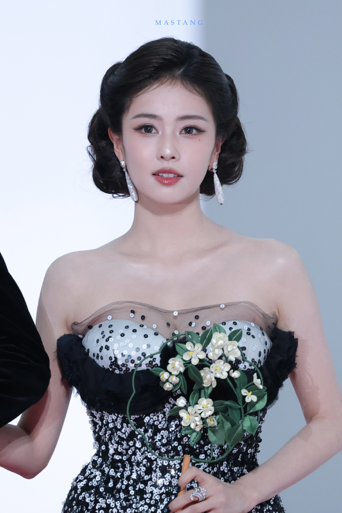 G&aacute;i đẹp Cbiz đều ở đ&acirc;y: Triệu Lộ Tư hở bạo so đọ Bạch Lộc, mỹ nữ diện đồ brand Việt 