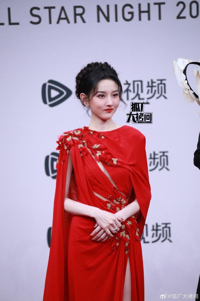 G&aacute;i đẹp Cbiz đều ở đ&acirc;y: Triệu Lộ Tư hở bạo so đọ Bạch Lộc, mỹ nữ diện đồ brand Việt 