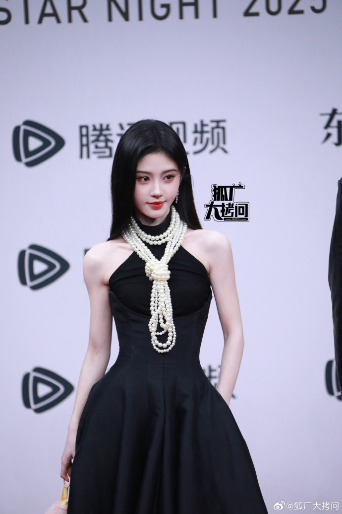 G&aacute;i đẹp Cbiz đều ở đ&acirc;y: Triệu Lộ Tư hở bạo so đọ Bạch Lộc, mỹ nữ diện đồ brand Việt 