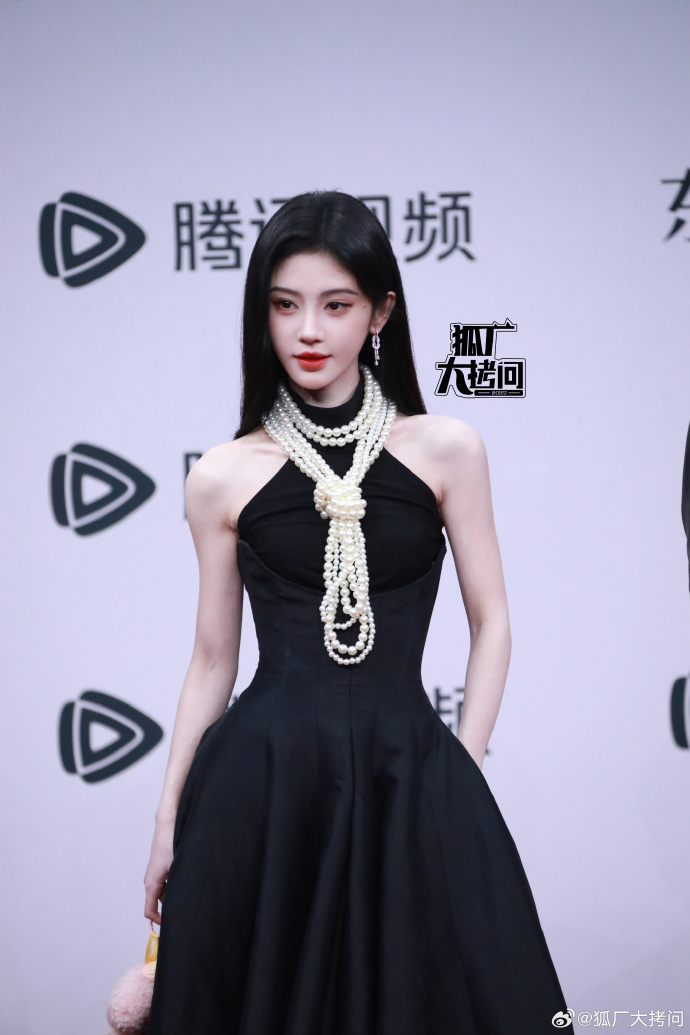 G&aacute;i đẹp Cbiz đều ở đ&acirc;y: Triệu Lộ Tư hở bạo so đọ Bạch Lộc, mỹ nữ diện đồ brand Việt 