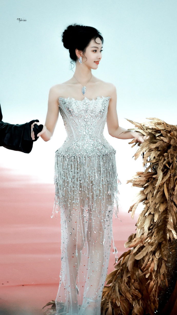 G&aacute;i đẹp Cbiz đều ở đ&acirc;y: Triệu Lộ Tư hở bạo so đọ Bạch Lộc, mỹ nữ diện đồ brand Việt 