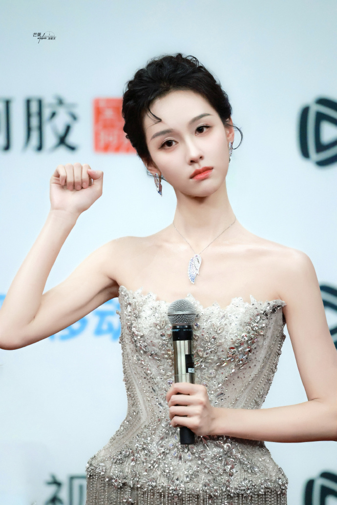 G&aacute;i đẹp Cbiz đều ở đ&acirc;y: Triệu Lộ Tư hở bạo so đọ Bạch Lộc, mỹ nữ diện đồ brand Việt 