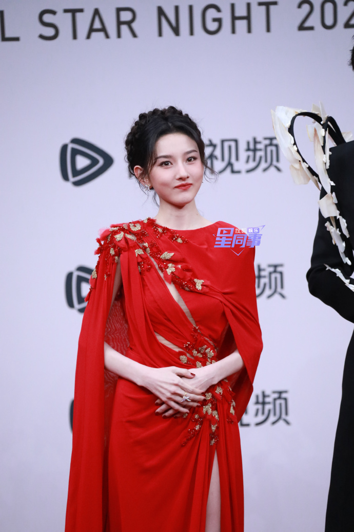 G&aacute;i đẹp Cbiz đều ở đ&acirc;y: Triệu Lộ Tư hở bạo so đọ Bạch Lộc, mỹ nữ diện đồ brand Việt 