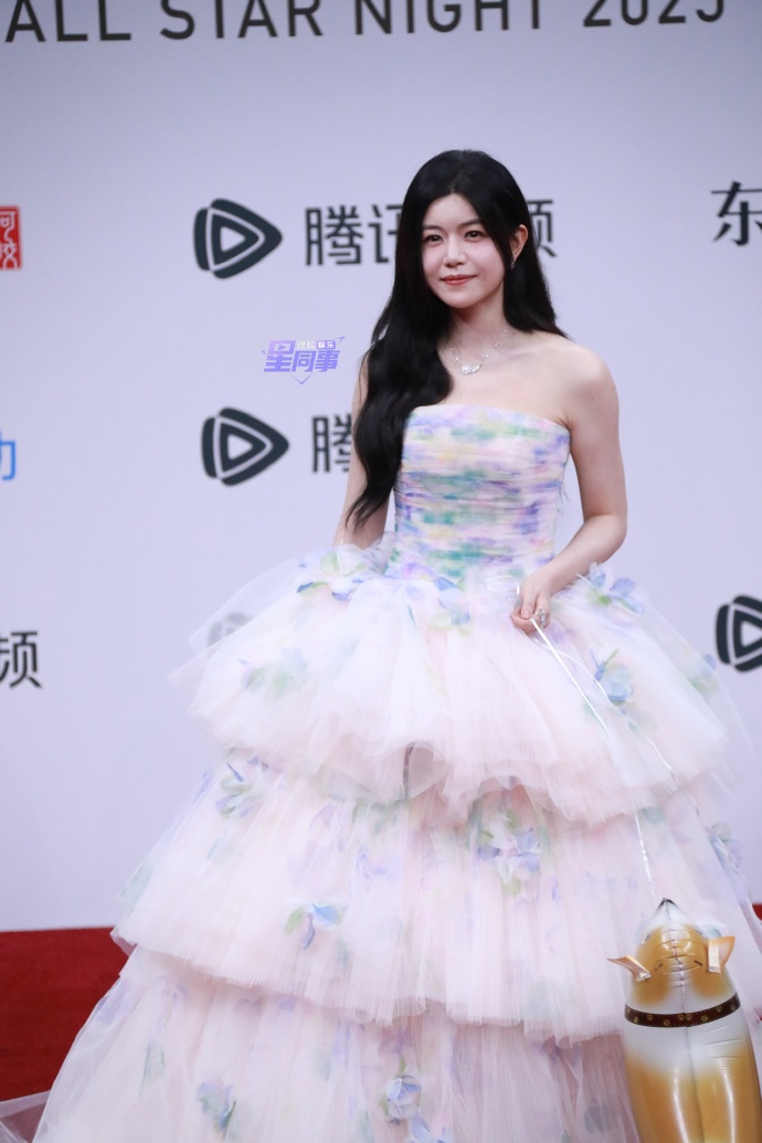 G&aacute;i đẹp Cbiz đều ở đ&acirc;y: Triệu Lộ Tư hở bạo so đọ Bạch Lộc, mỹ nữ diện đồ brand Việt 