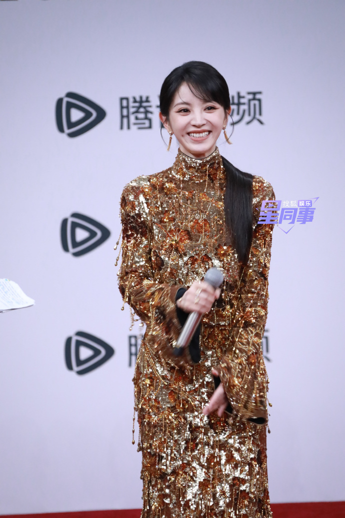 G&aacute;i đẹp Cbiz đều ở đ&acirc;y: Triệu Lộ Tư hở bạo so đọ Bạch Lộc, mỹ nữ diện đồ brand Việt 