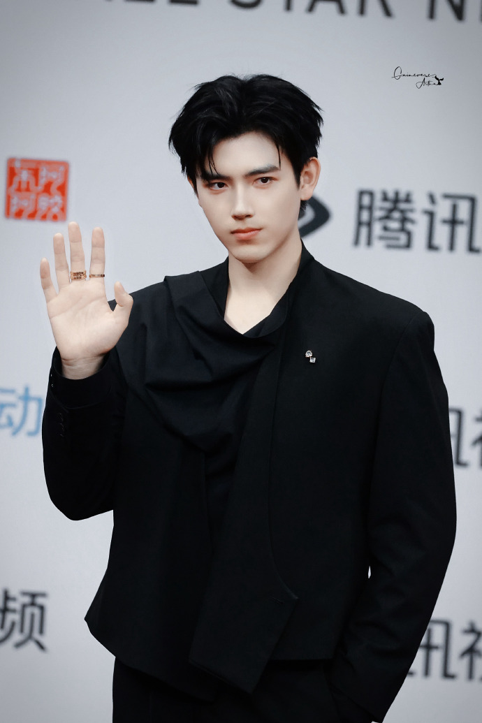 G&aacute;i đẹp Cbiz đều ở đ&acirc;y: Triệu Lộ Tư hở bạo so đọ Bạch Lộc, mỹ nữ diện đồ brand Việt 