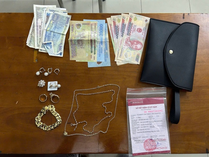 Nhặt được v&iacute; chứa v&agrave;ng ở TPHCM, người đ&agrave;n &ocirc;ng đem tới trụ sở c&ocirc;ng an - Ảnh 2.